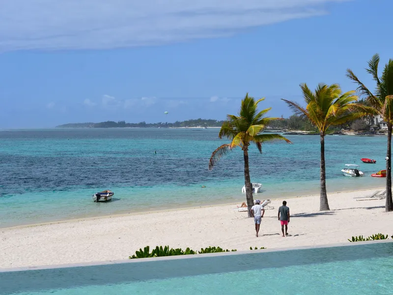 Weißer Sandstrand mit Palmen und türkisfarbener Lagune auf Mauritius