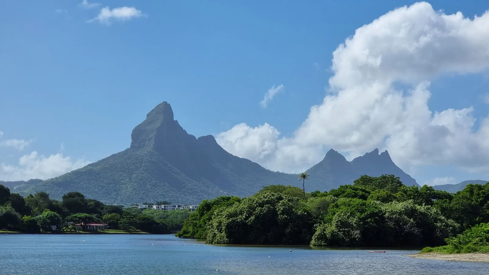 Berge über einer Lagune auf Mauritius