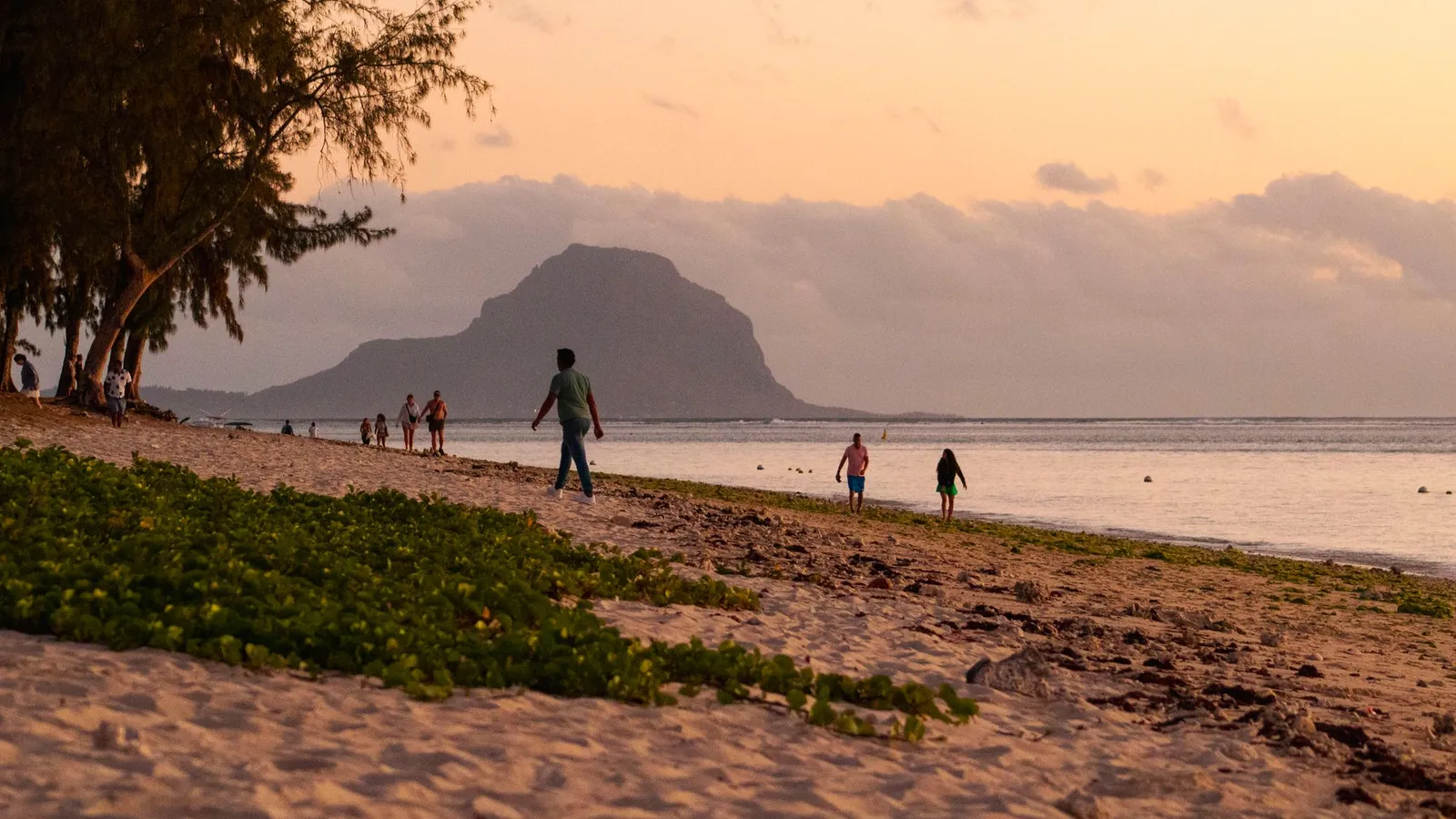 Der Strand von Flic en Flac bei Sonnenuntergang, Berge am Horizont