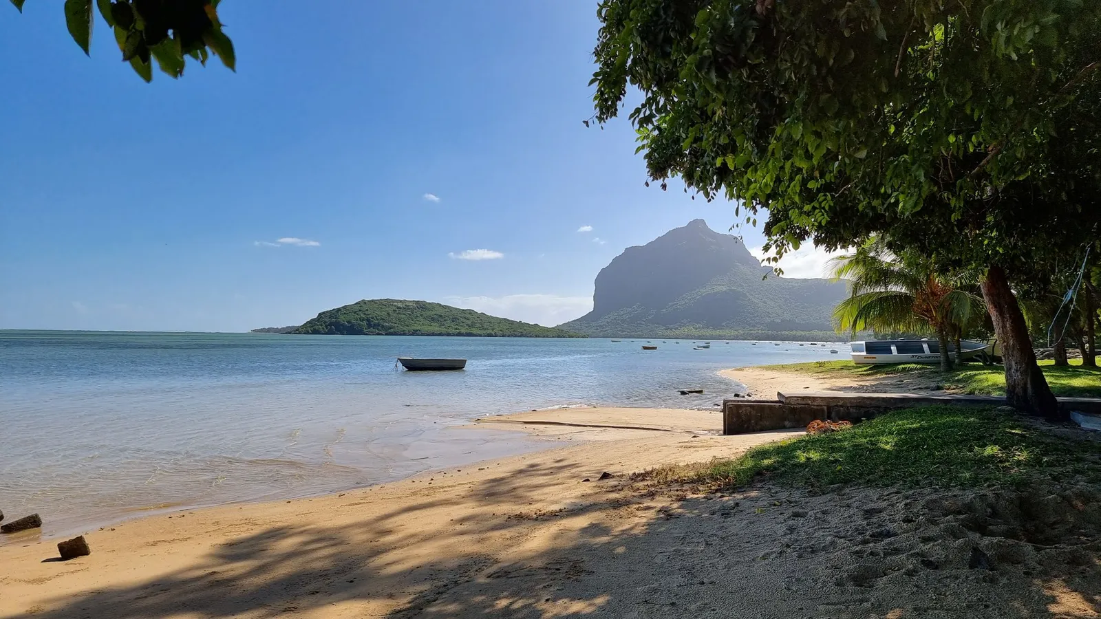 Ruhiger Strand mit dem Le Morne Brabant jenseits der Lagune