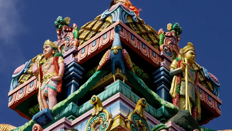 Bunte Figuren an einem hinduistischen Tempelturm auf Mauritius
