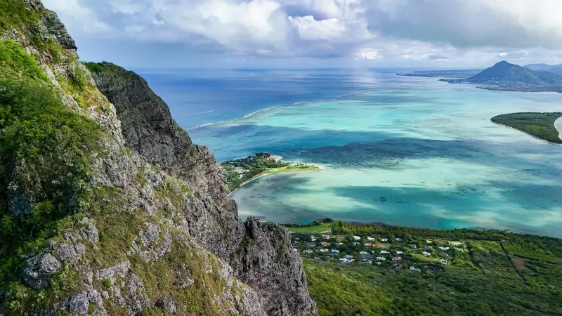 Blick auf die Lagune von den Hängen des Le Morne, Mauritius