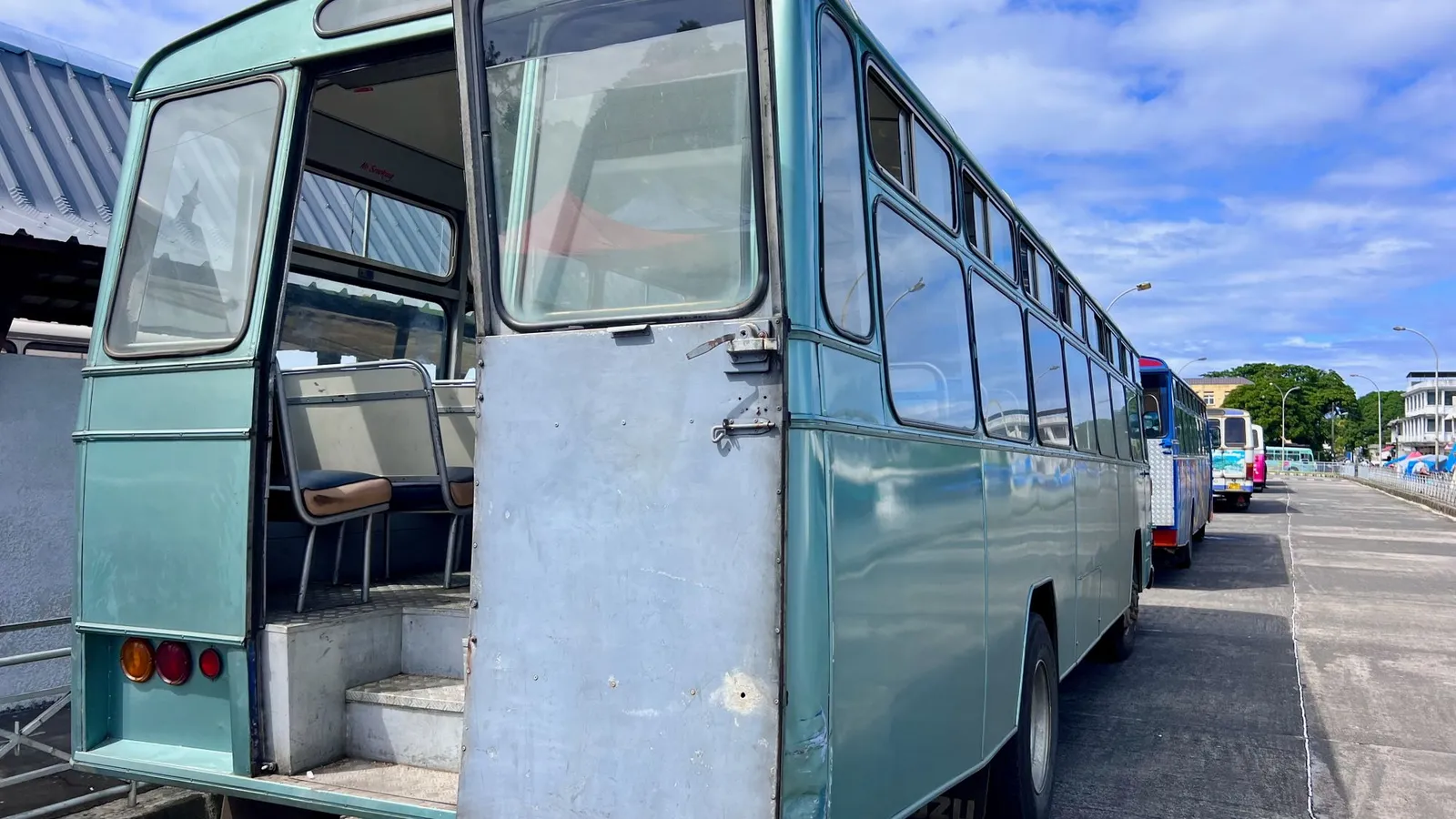 Ein alter blauer Bus am Straßenrand