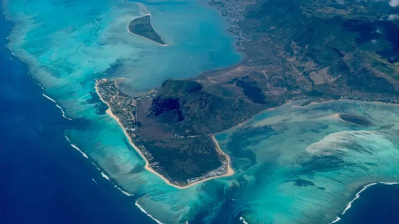 Luftaufnahme der Halbinsel Le Morne und ihrer Lagune, Mauritius