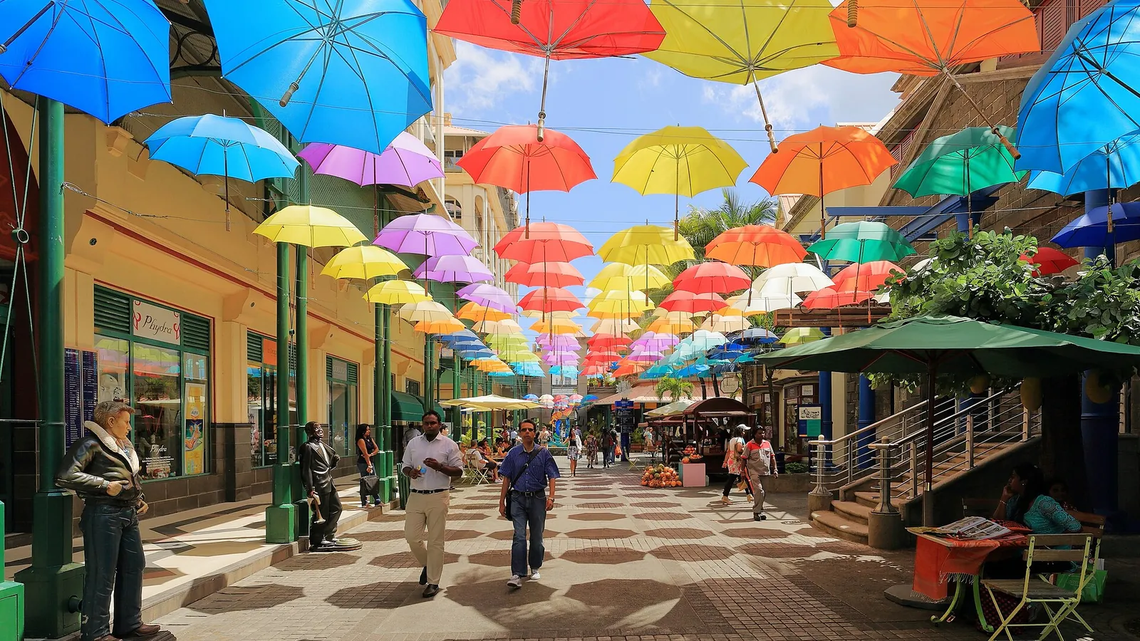 Bunte Schirme über einem Gang an der Caudan Waterfront, Port Louis
