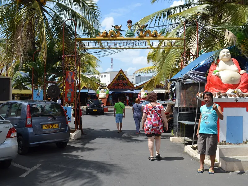 Gasse mit Kunsthandwerksständen im Grand Baie Bazar