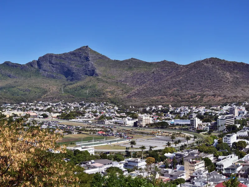 Port Louis und der Champ de Mars am Fuß der Berge
